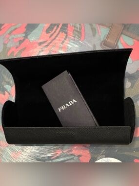 Prada Magnetic Glasses
Case, Black